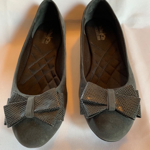 EUC. Coach and Four Black Ballet Flats with Shiny Bow! - Picture 8 of 8